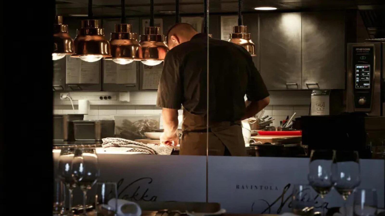 Read more about the article Improving Food and Beverage Efficiency Through Kitchen Layout and Process Planning